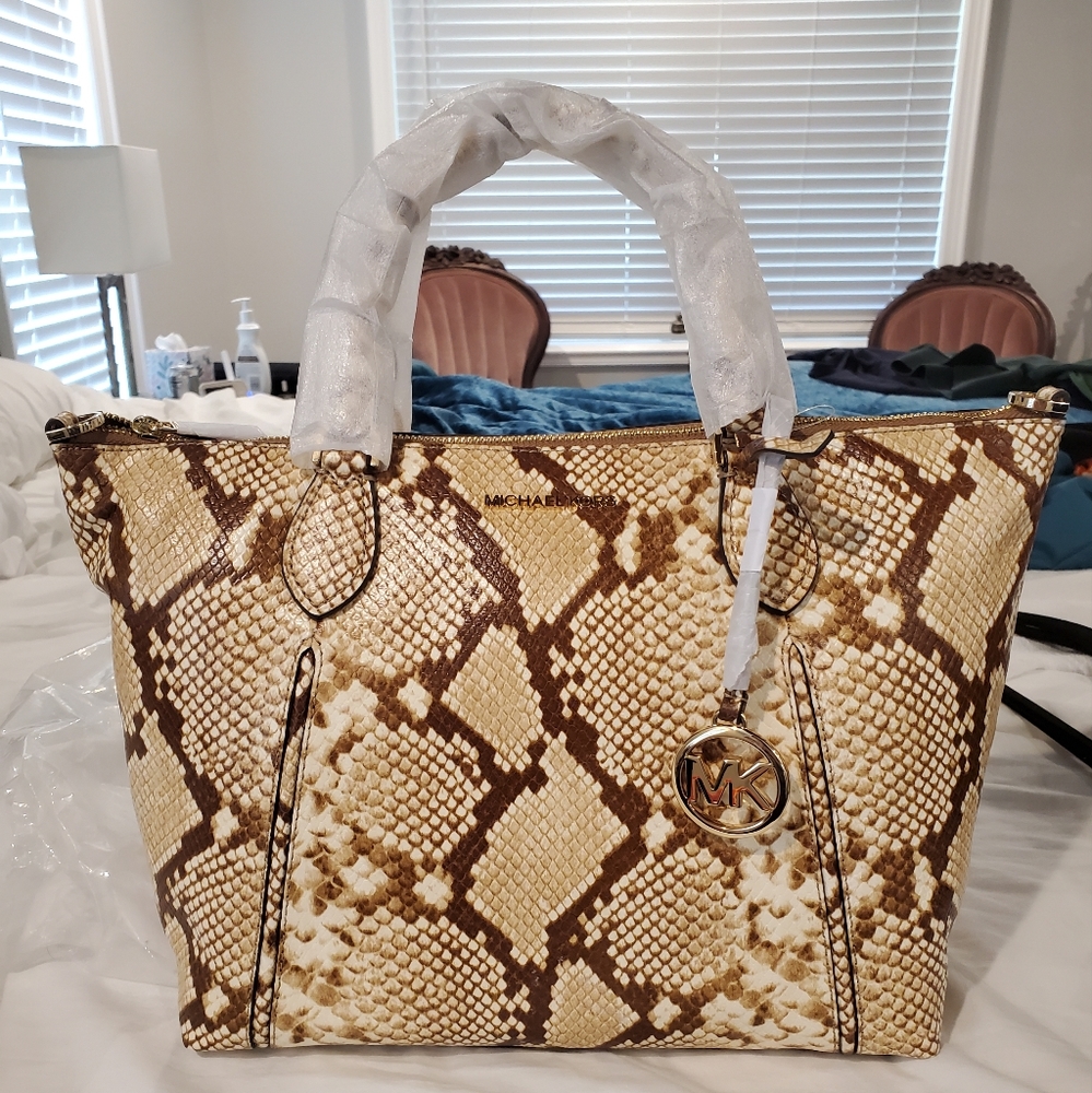 NWT Michael Kors Lenox Lg Embossed Leather Bag/Wallet